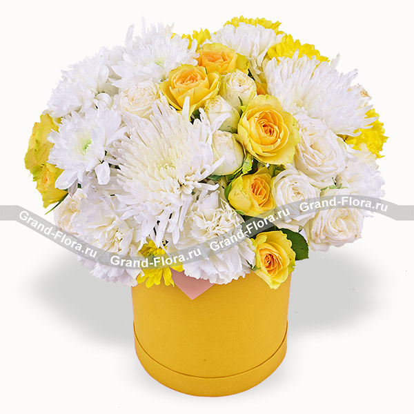 Улыбка солнца - коробка с желтыми кустовыми розами и хризантемами